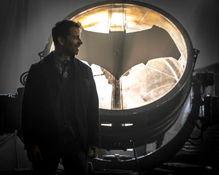 zack-snyder-bat-signal-image-justice-league